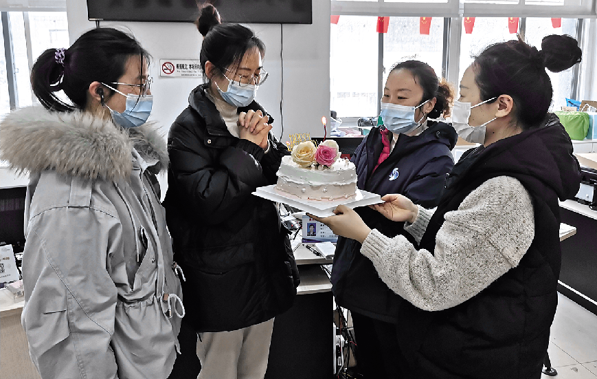 疫线过生日 她许愿疫情早日结束