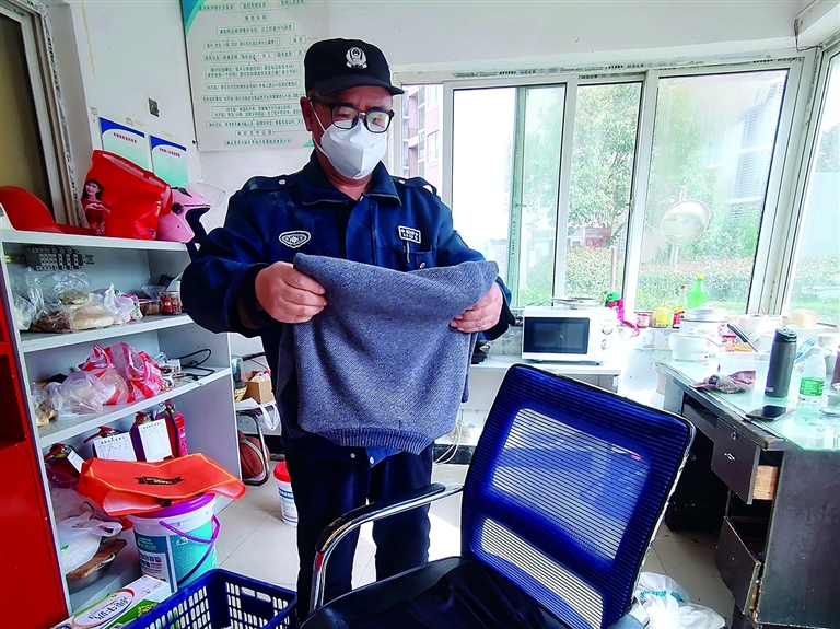 保安坚守岗位 三位业主送去换洗衣物