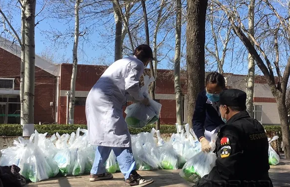 海州区多措并举保障封控小区物资配送 450辆小推车打通为民服务“最后一米”