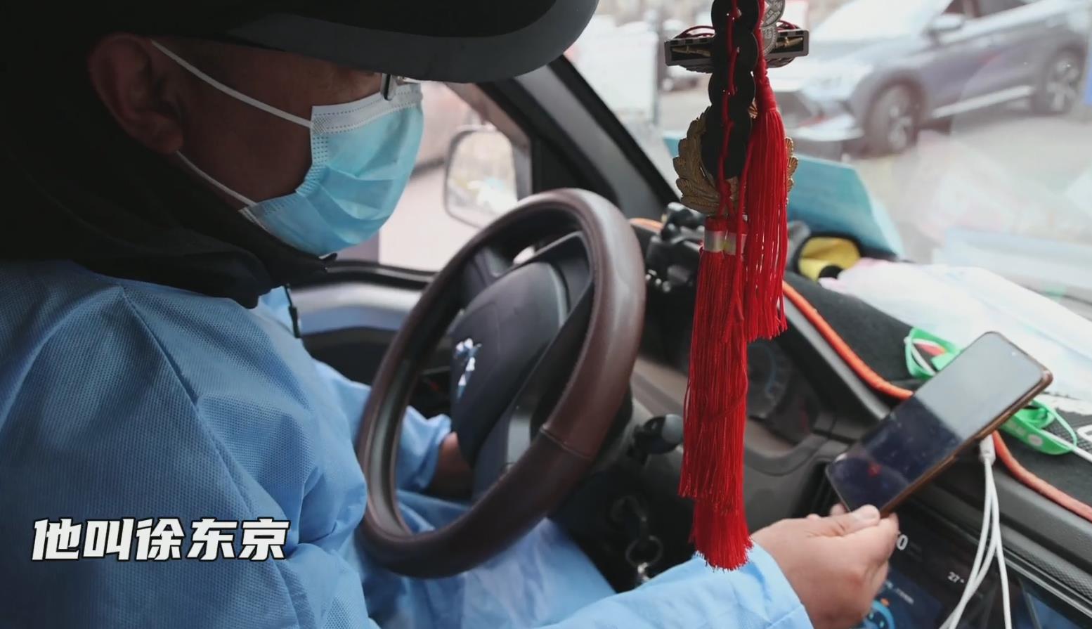 他是志愿者 婉拒免费宾馆 吃住在小货车.
