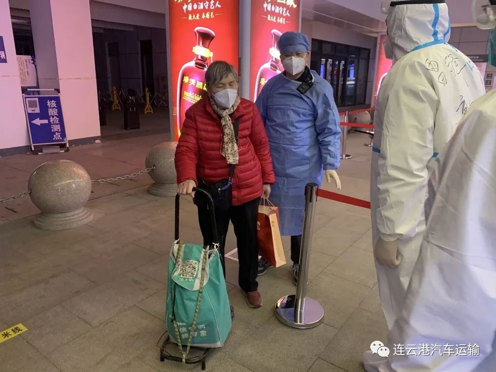 战疫有“力度”， 服务有“温度” ——“雷锋车组”党员突击队护送患癌患者