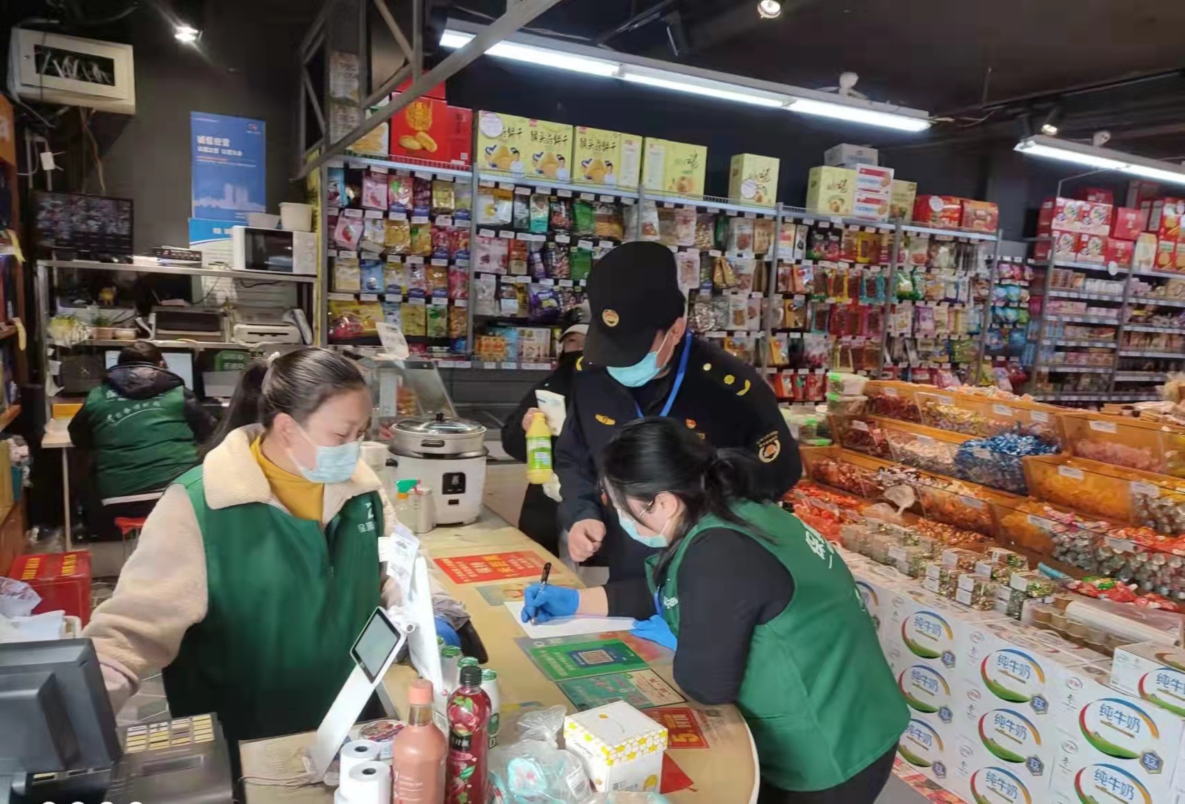 城管每日“双查” 助力商铺有序复工复产