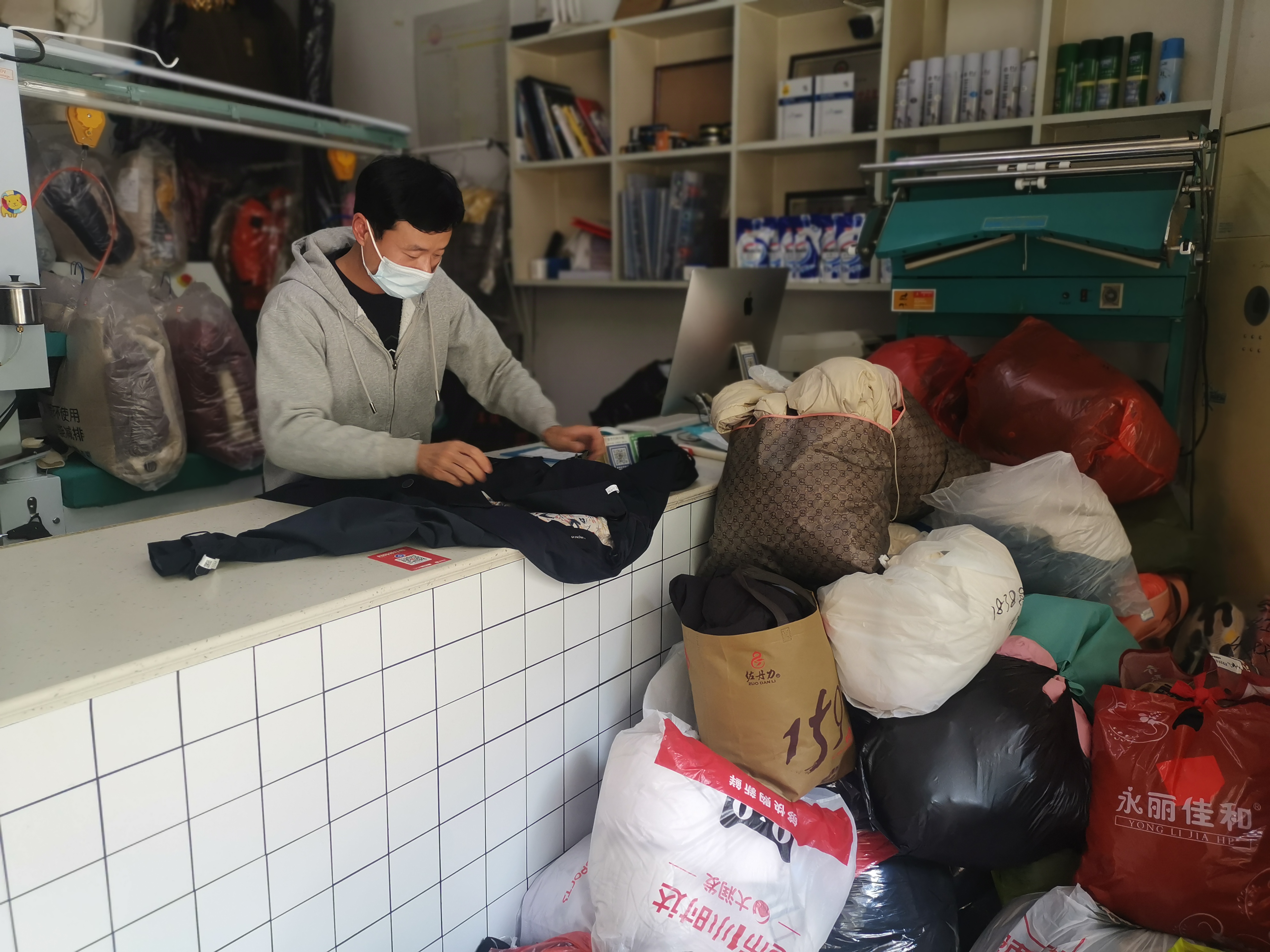 港城干洗店迎来忙碌旺季