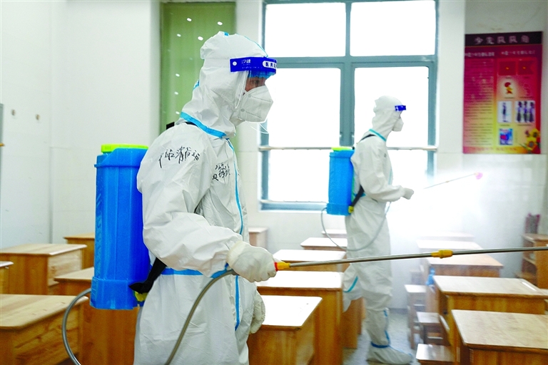 为师生安全有序复学复课做好充分准备 市区小学幼儿园开展全面消毒