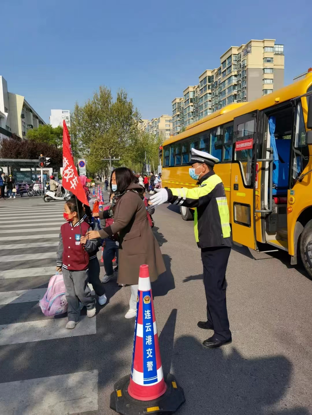 交警护学岗“复工”   为学生安全撑起“保护伞”