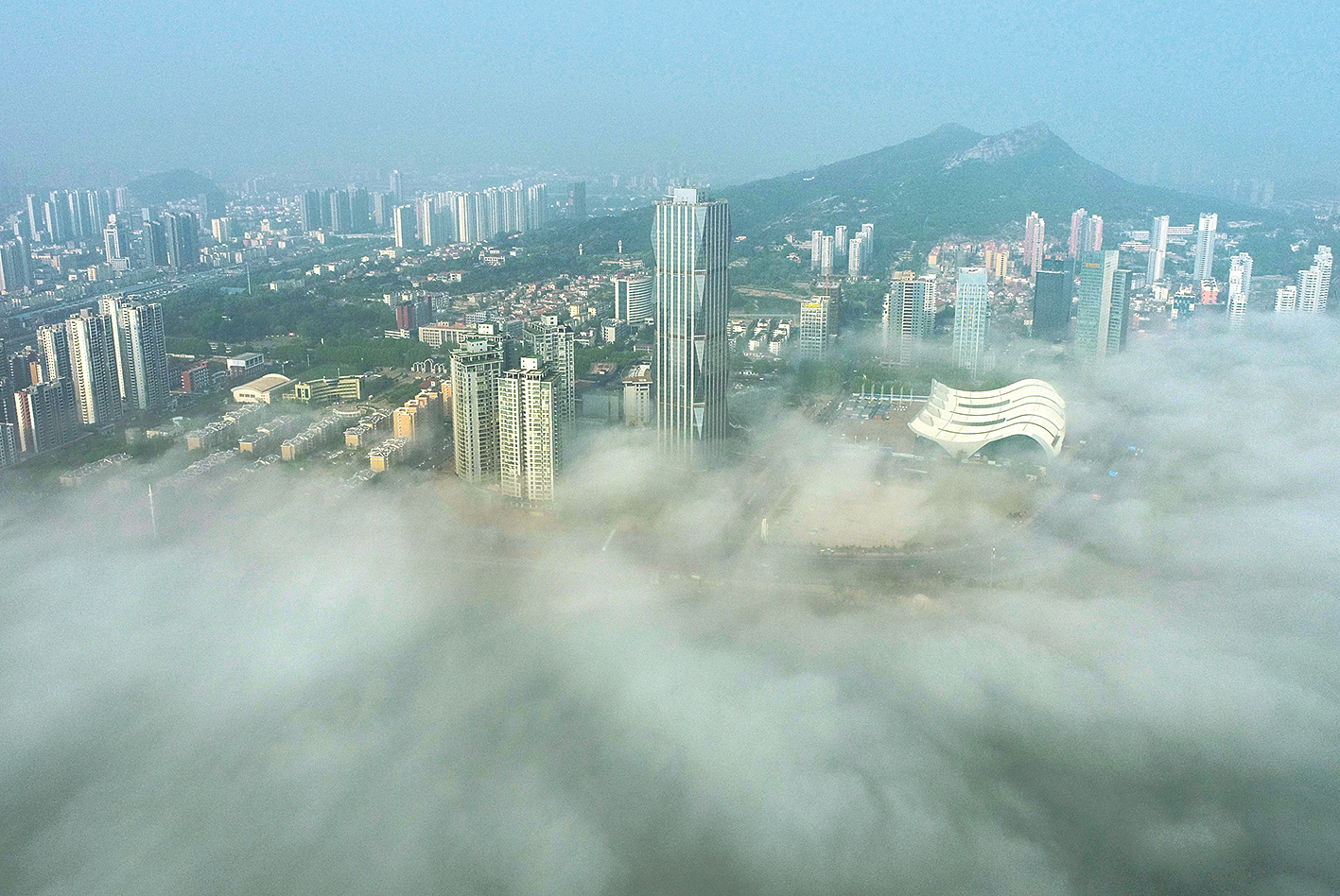 建筑物在大雾中若隐若现