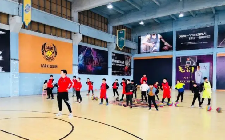 星火篮球馆90名会员摩拳擦掌 球场气氛渐浓