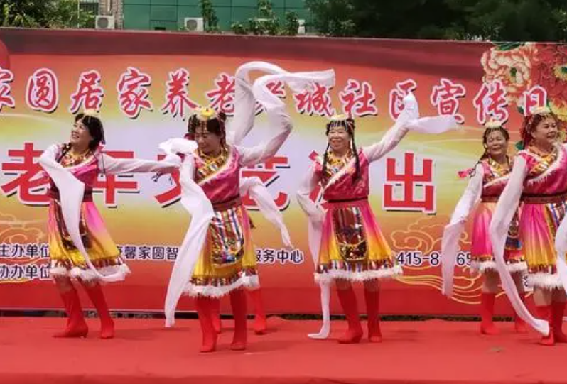 精彩的文艺演出给居家养老中心送去欢乐