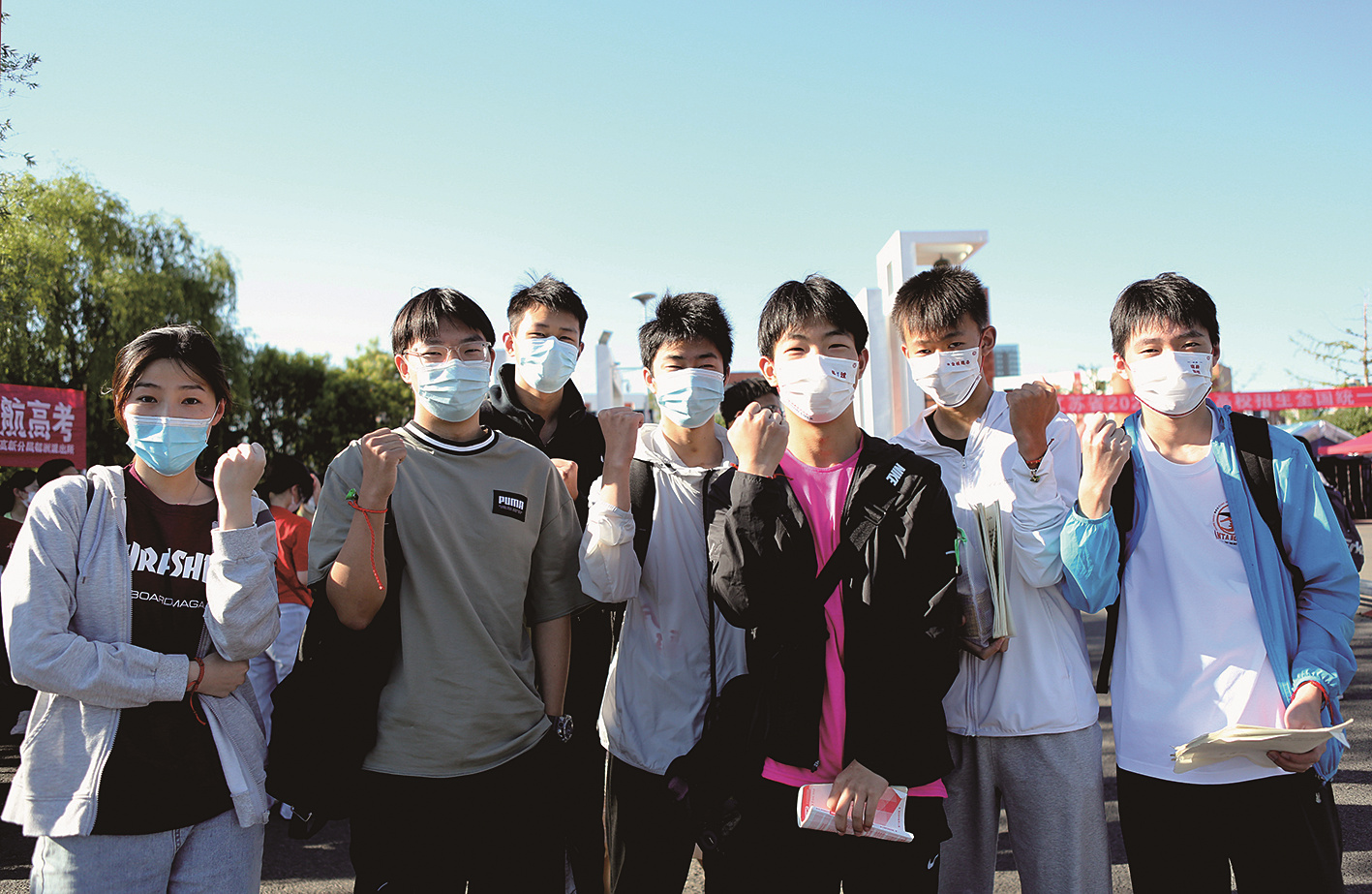 高考首日平稳顺利 连云港2.36万名考生走进考场