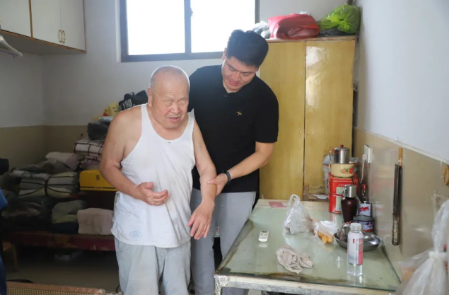 “中国好人”常皓：20余载，做盲人老苏的“小拐杖”