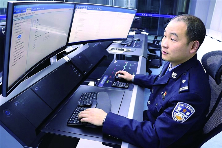 网上破案的行家里手——记东海县公安局网络安全保卫大队案件中队中队长张磊