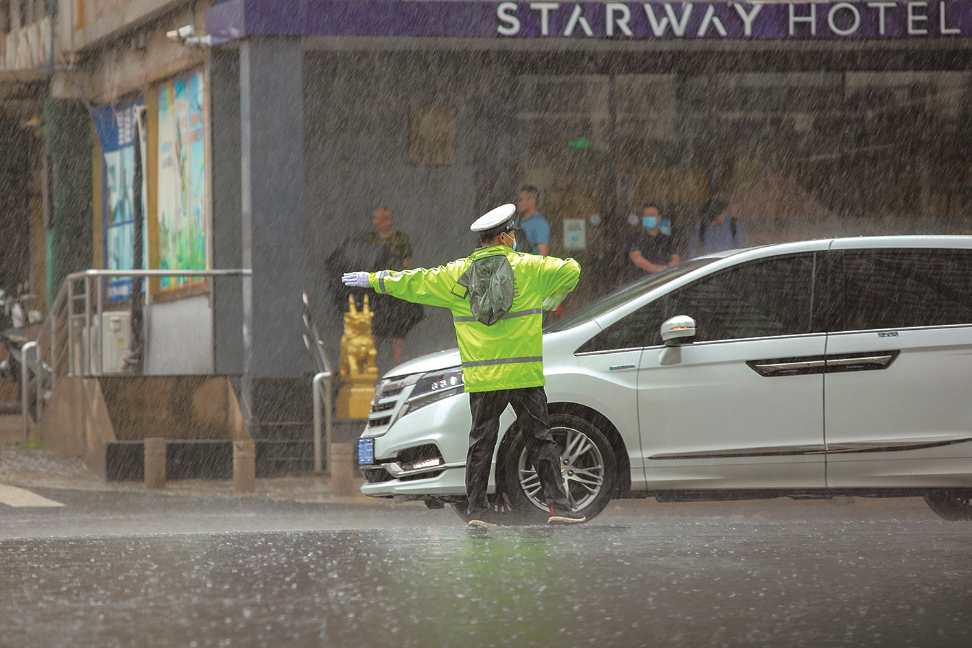 暴雨中 他们守护着这座城