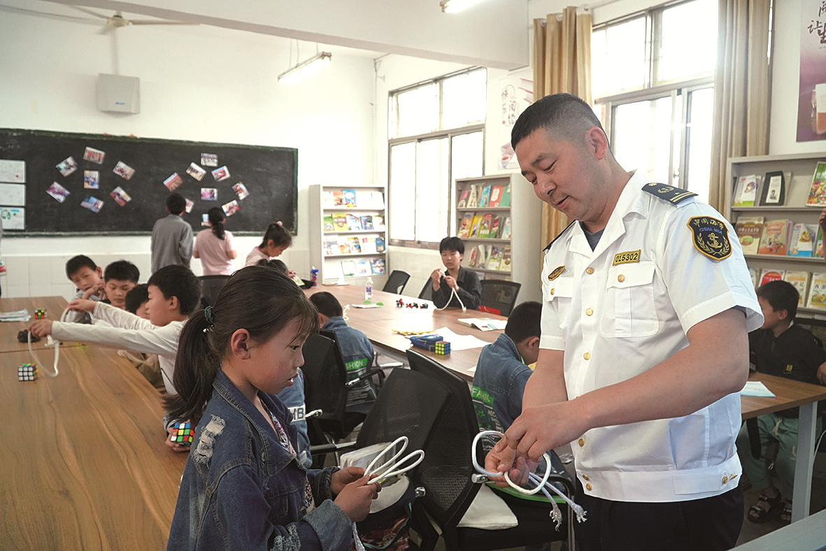 砥砺创新保航道 灯塔筑梦践初心——记“海巡169轮”船长彭国政
