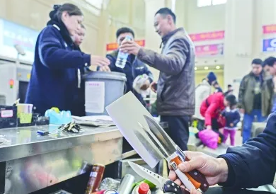 “砸炮手枪”、指甲油、菜刀……车站喊话：千万别带违禁品！