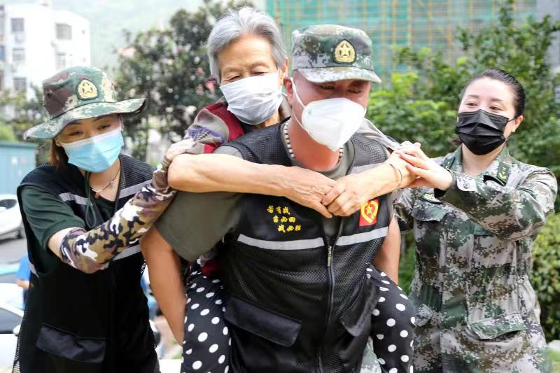 连云区退役军人志愿者为市民核酸检测提供“心贴心”服务