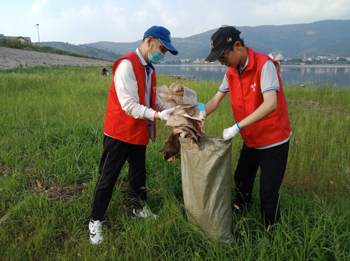 清洁海岸义工团巡护大圣湖 守护港城“大水缸”