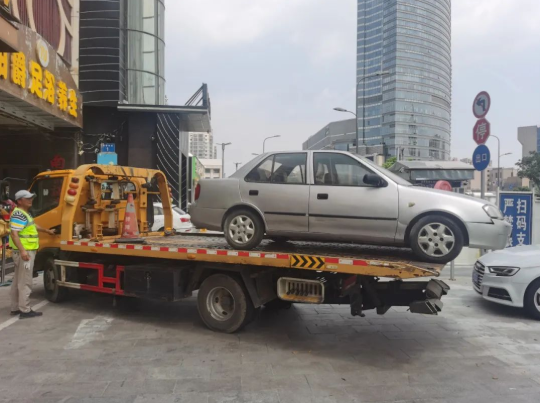 连云港市交警支队开展专项行动 治理“僵尸车”长期占用停车位
