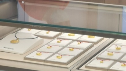 金价连续下调刺激了黄金消费 吸引不少市民光顾