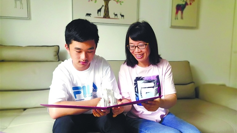 赵君硕收到清华大学录取通知书 学习秘诀：兴趣很重要 难题不放过
