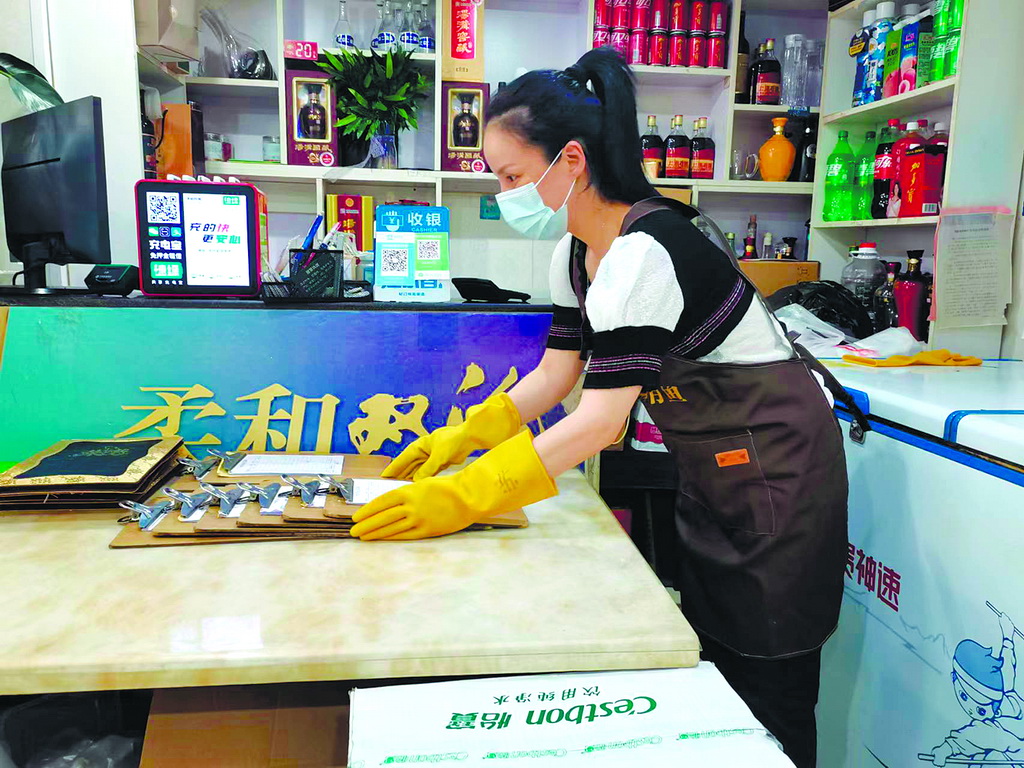 单亲妈妈全身心投入撑起家常菜馆