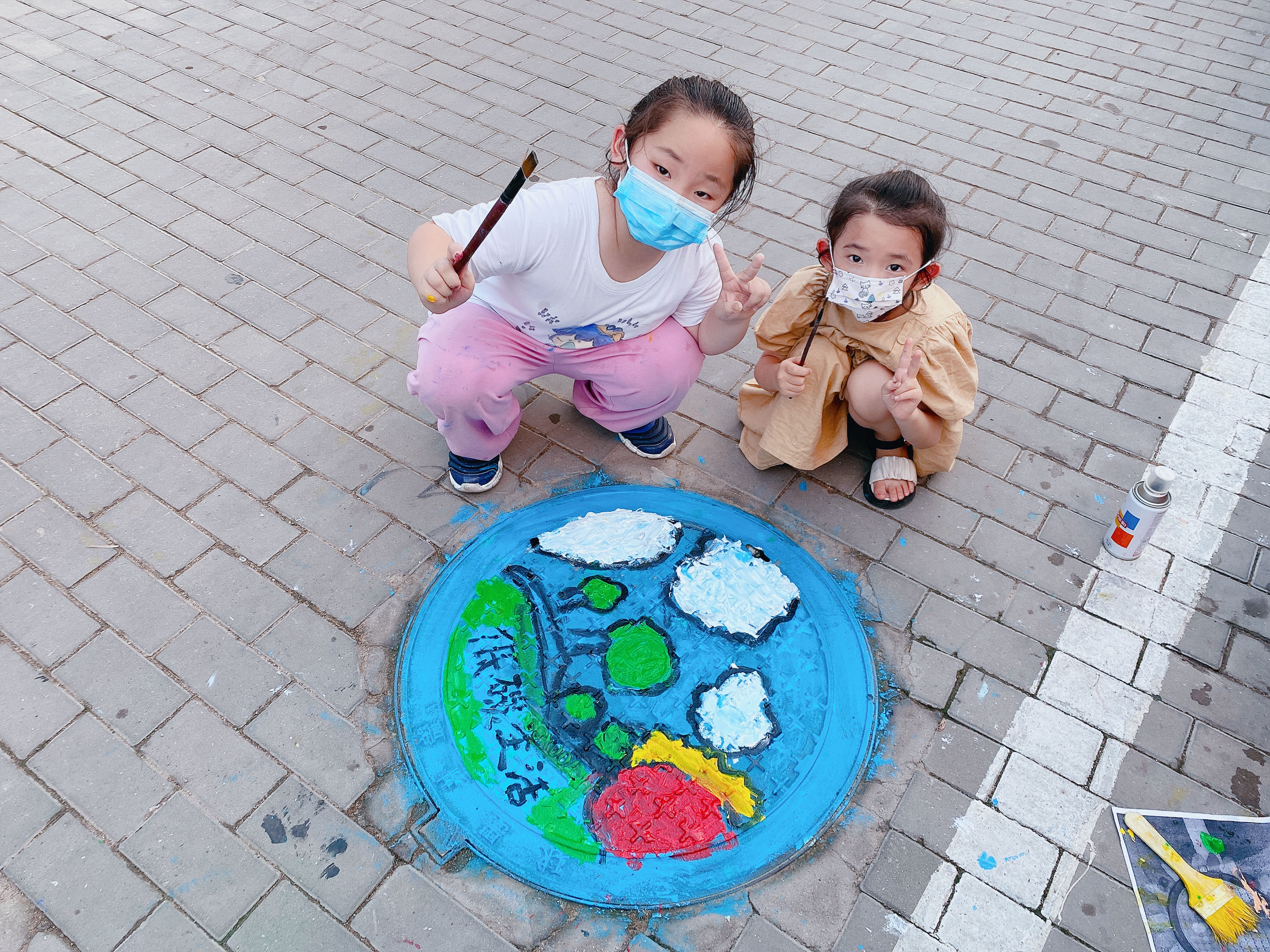 海州街道：小小志愿者为“井盖涂鸦” 绽放社区新活力