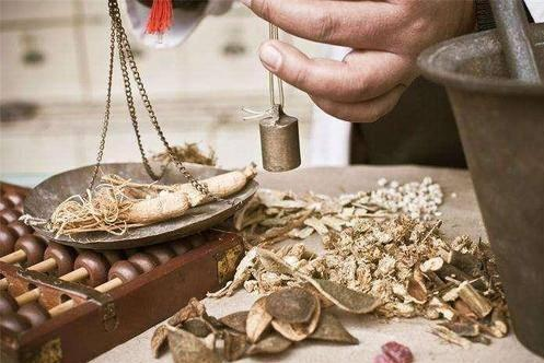 章晨峰：推动中医药传承创新发展
