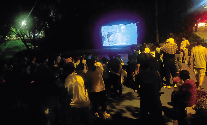 自带投影仪、音响等设备 玉带河畔七旬老人开起露天影院
