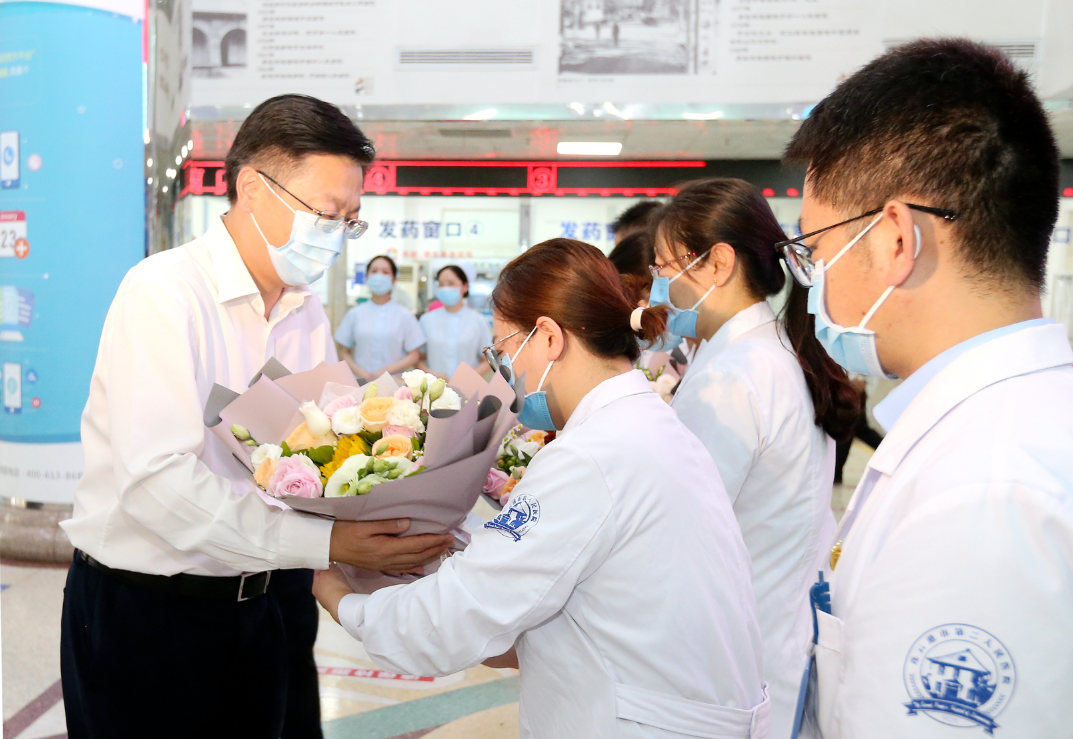 第五个中国医师节到来之际马士光看望慰问医务工作者