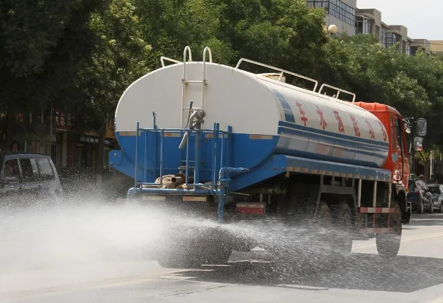 洒水车司机用汗水为城市降温
