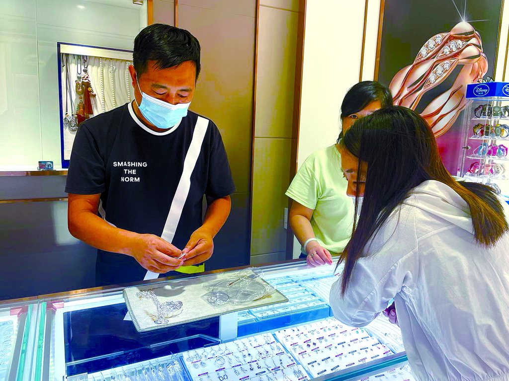 银匠店 “敲敲打打”中守护希望