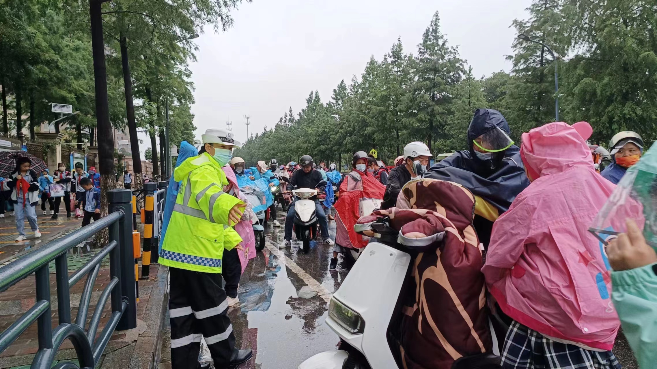 连云港交警雨中“护学”为学生撑起“平安伞”