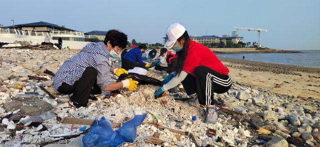 美德之城·志愿同行︱志愿者开展清洁海岸线公益行动 清理海滩垃圾近1000公斤