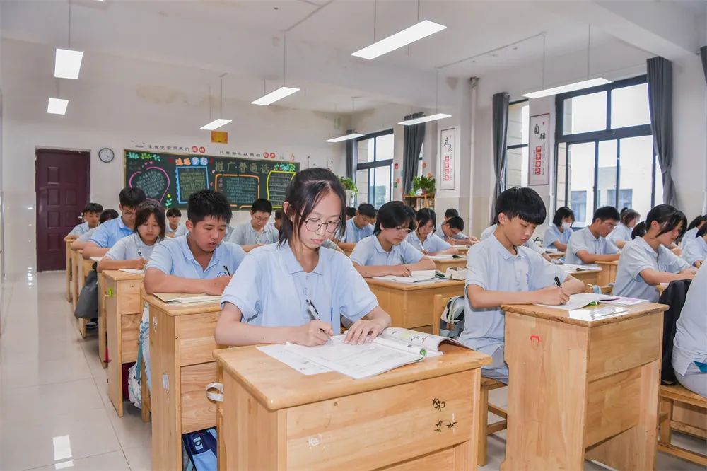 连云港海州区为72所学校2100多间教室安装护眼灯