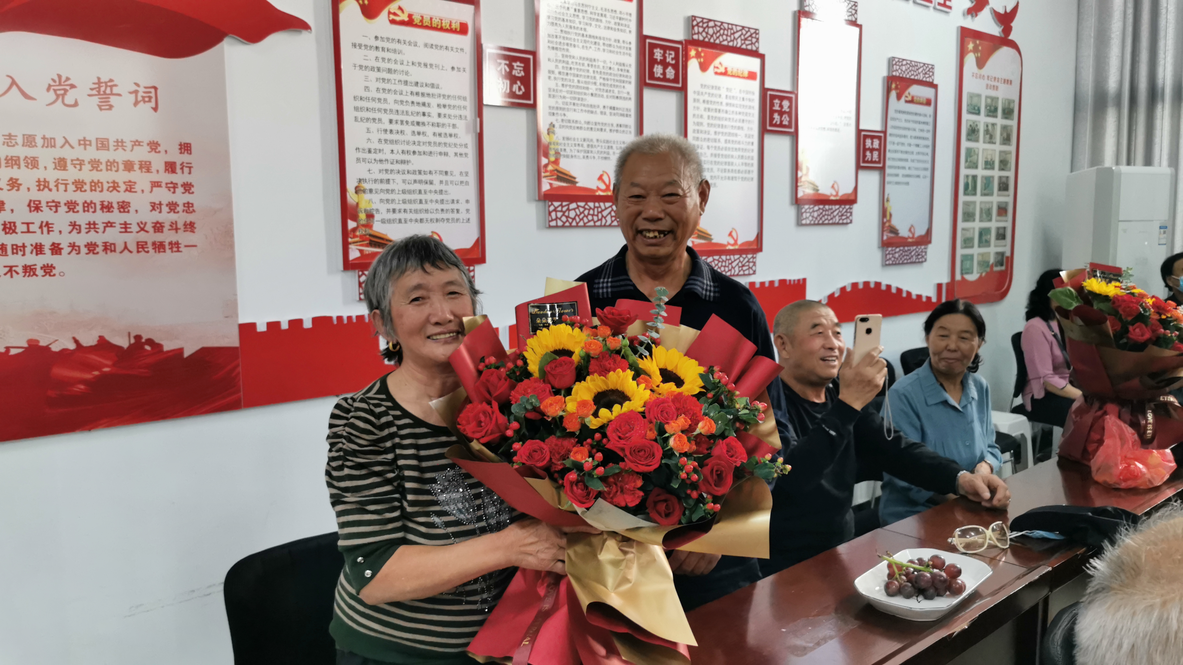20对老夫妻集体拍下幸福合影