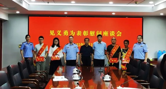 一群好人·满城春风 | 陈维前：纵身一跃，救下落水祖孙