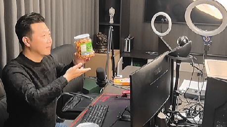 白天做物管维修工，晚上探店做主播。“佰元哥”说……

