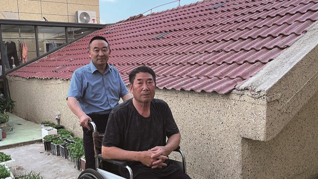 不是一家人胜似一家人 港城好大叔赡养孤寡老人27年