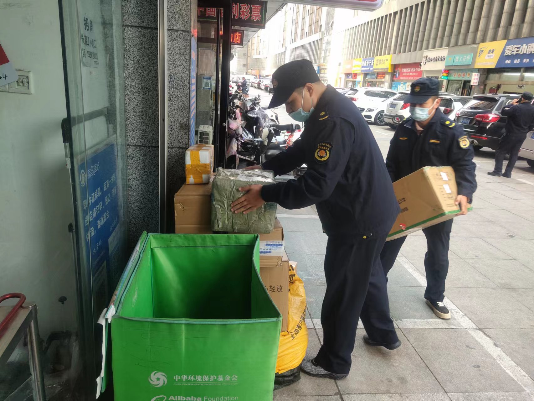 连云港城管部门助力快递企业迎战双十一