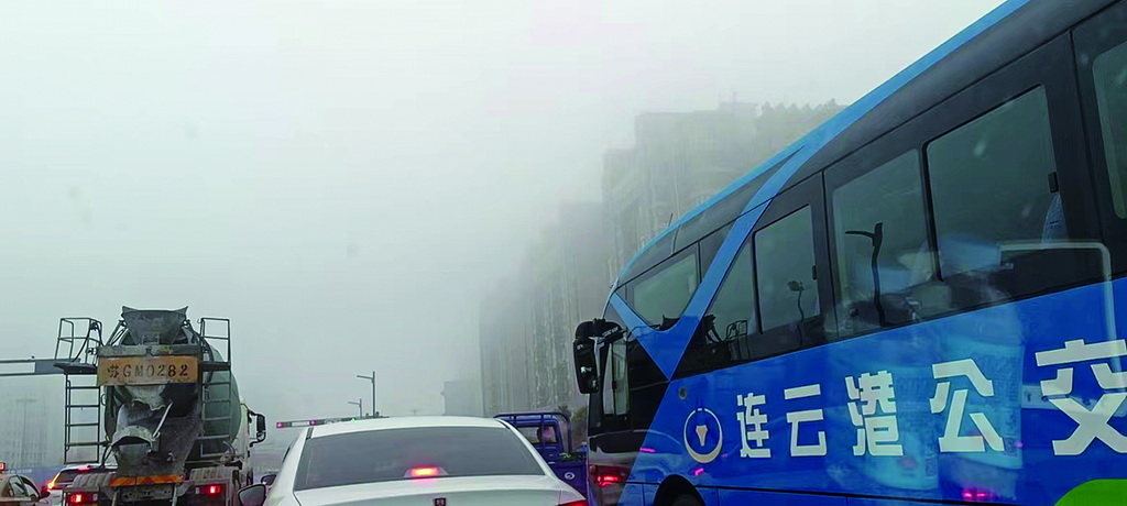 高速连遭大雾封闭  安全行车“雾”必小心