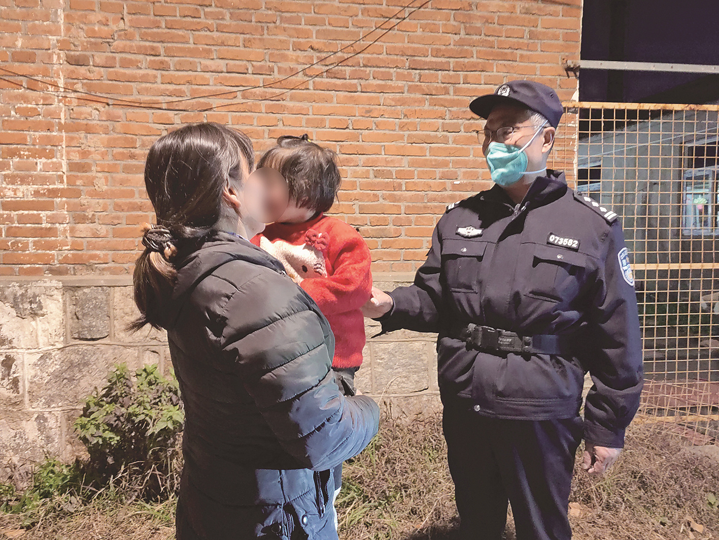 女童走失 居民微信群助她平安回家