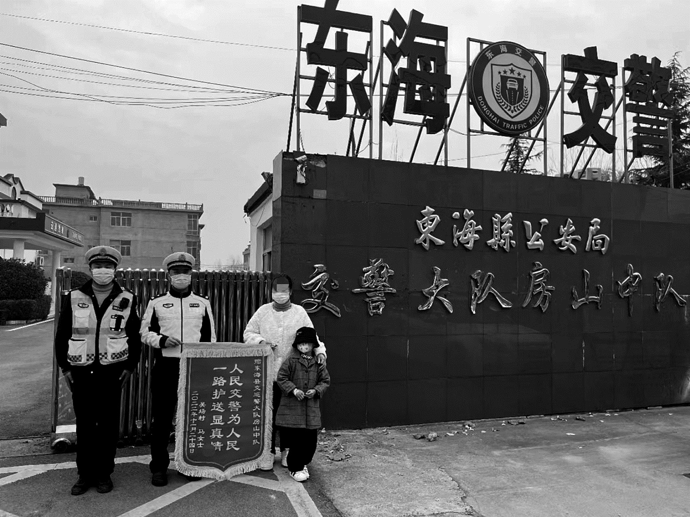 警车为受伤男童开出救命通道