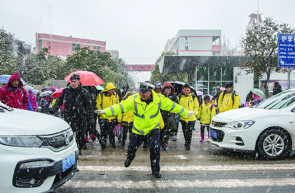九年护学“奔跑哥”成了孩子们的“侍爸爸”