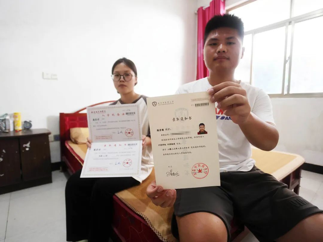 623分+满床奖状！这个新坝男孩却愁坏了……