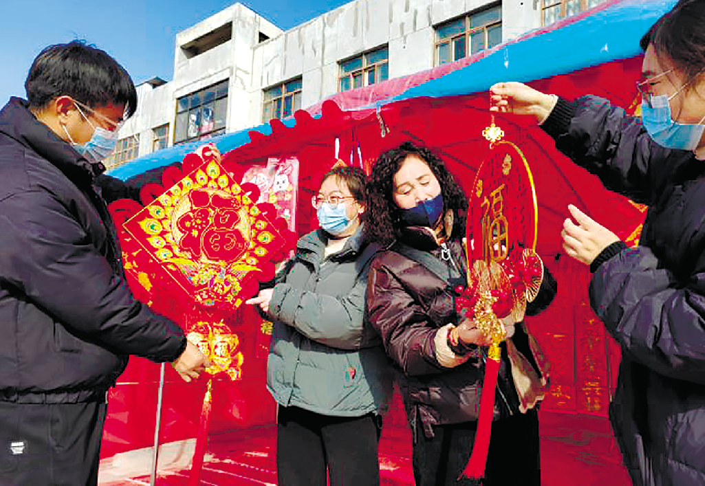 灌南县新集镇街道旁挂满生肖兔元素饰品 居民驻足选购