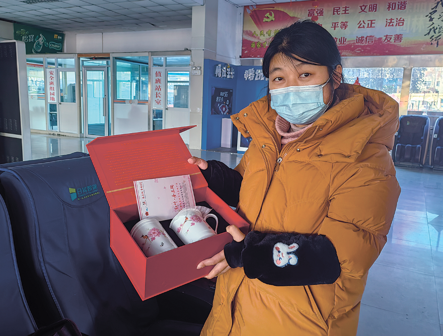 携礼千里返乡  饱含浓浓亲情