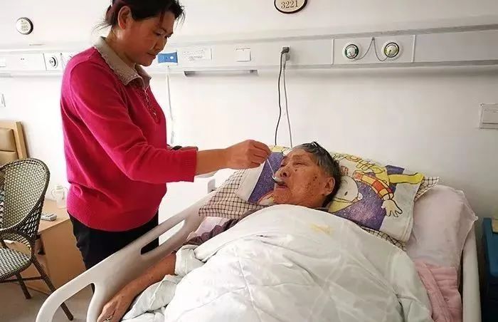 春节临近，家政市场与往年不同 照顾老人的护工最抢手