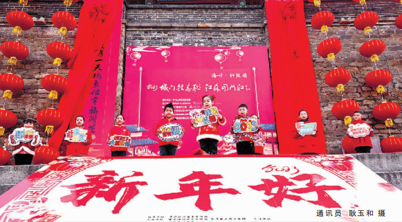钟鼓楼上春联红 古城墨香迎新春