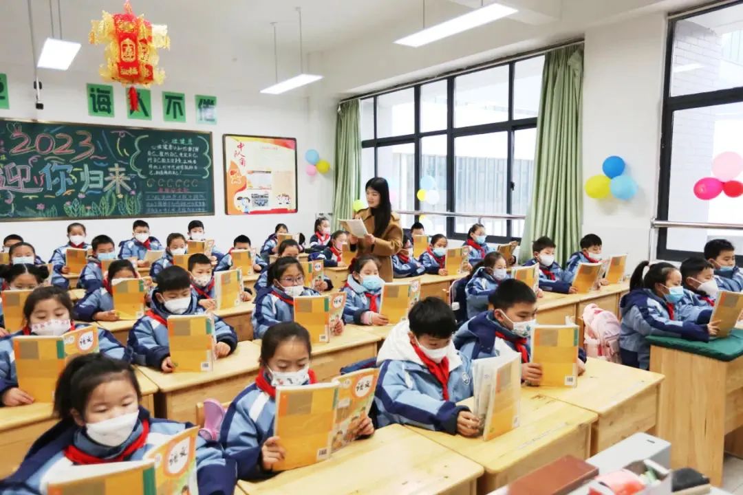 连云港市90余万中小学生迎来新学期