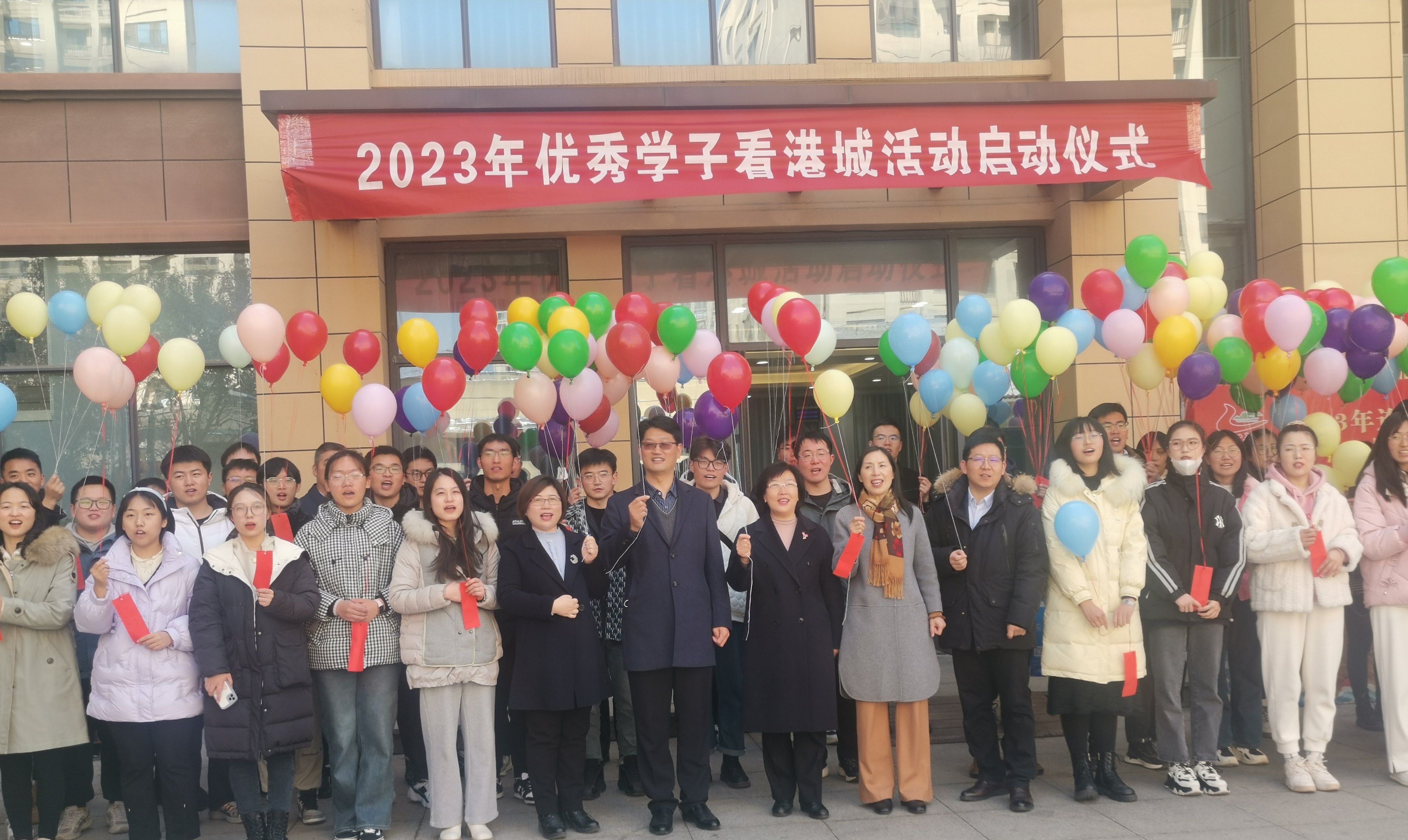 连云港市人社部门举行本地籍优秀学子新春座谈暨看港城活动