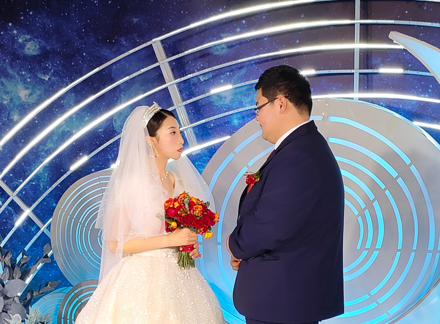23年间，体弱多病的弃儿成长为亭亭玉立、心灵手巧的大姑娘
小花昨从市福利中心风光出嫁